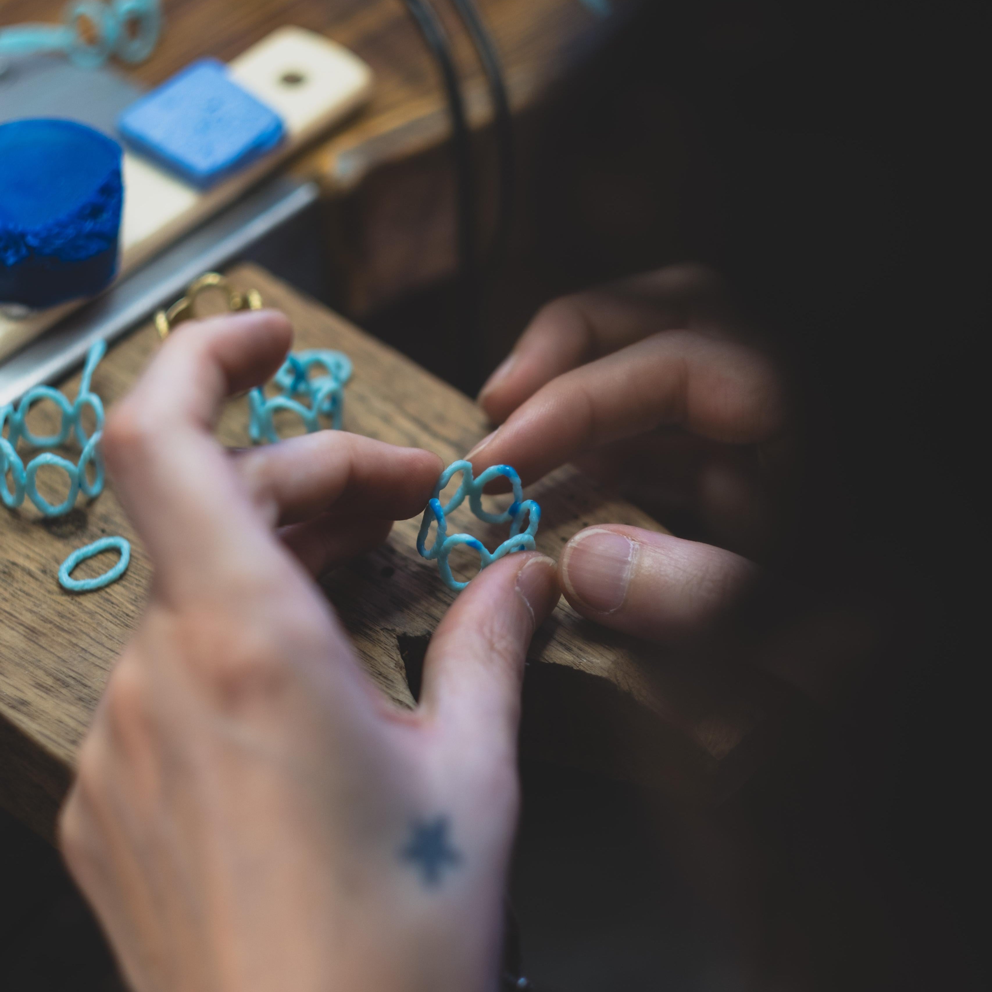 Por qué las joyas hechas a mano tienen más valor que las producidas en masa