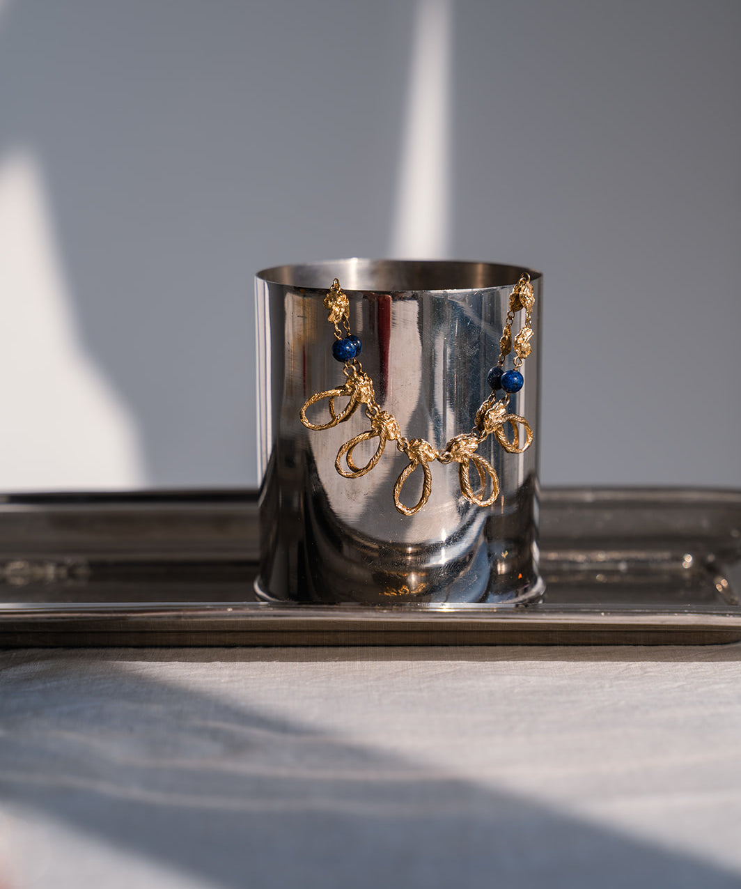 Sonia Folache Choker Macarena Lapis Latón bañado en oro de 18k con Lapislázuli