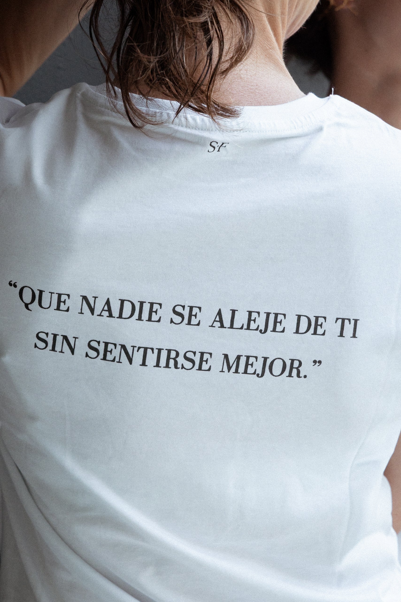 Camiseta Sonia Folache, lazo bordado en el bolsillo delantero