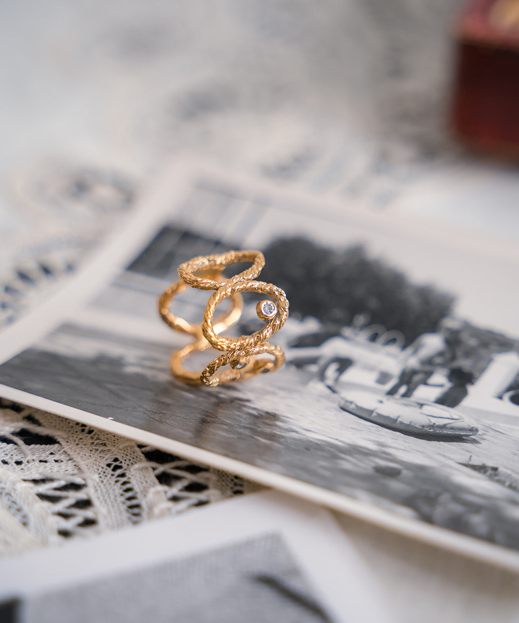 Sonia Folache Anillo Ovalado Gloria Latón bañado en oro de 18k con Tres Circonitas Artesanal