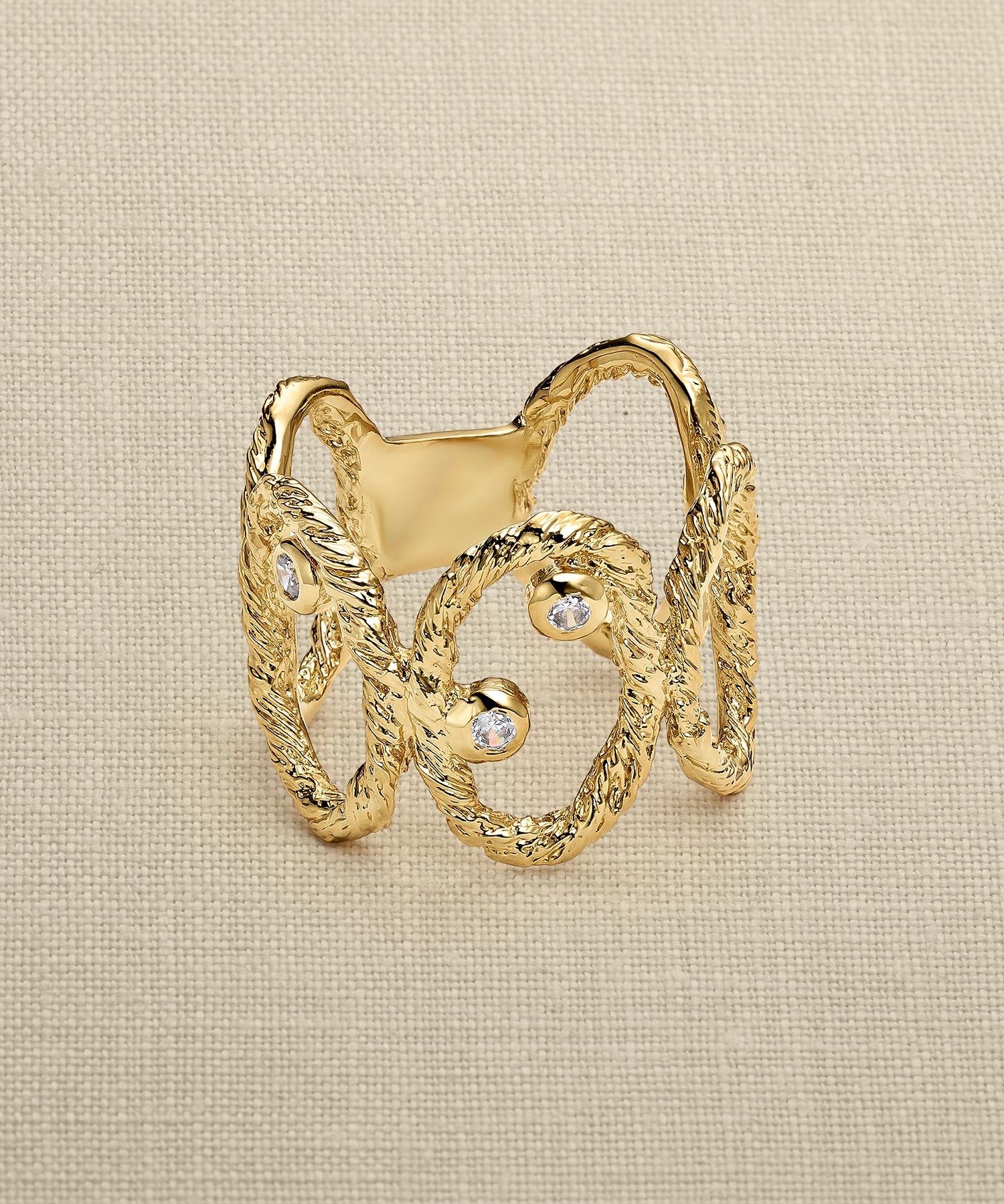 Sonia Folache Anillo Ovalado Gloria Latón bañado en oro de 18k con Tres Circonitas
