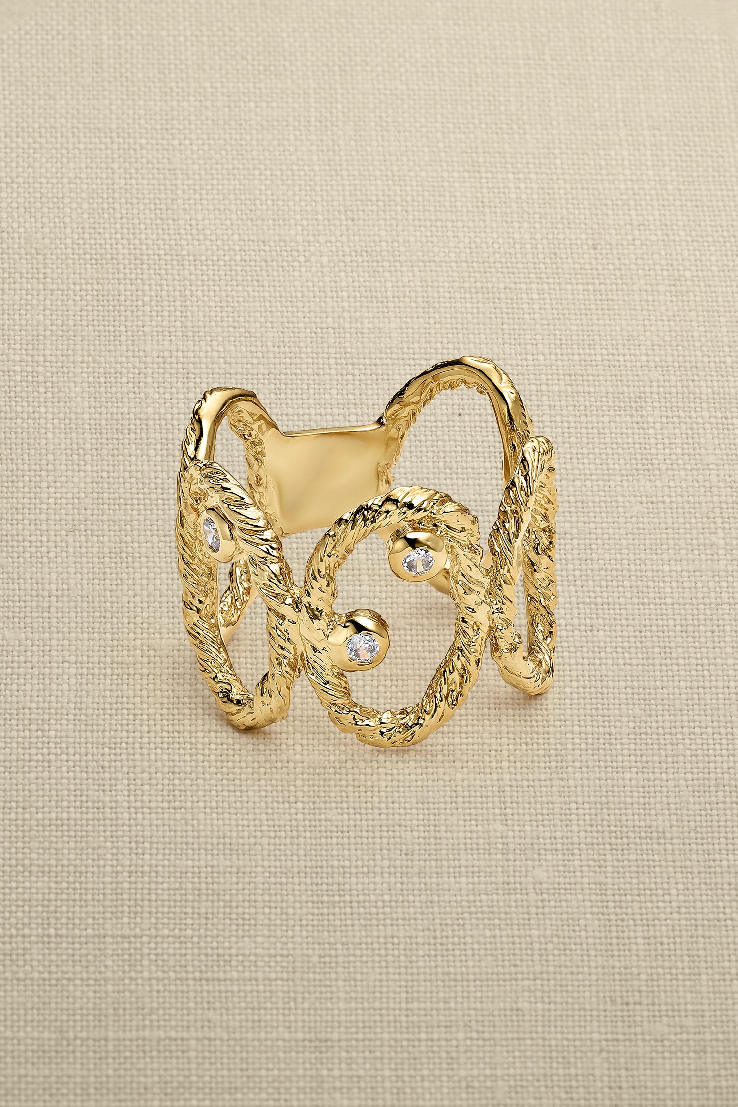 Sonia Folache Anillo Ovalado Gloria Latón bañado en oro de 18k con Tres Circonitas
