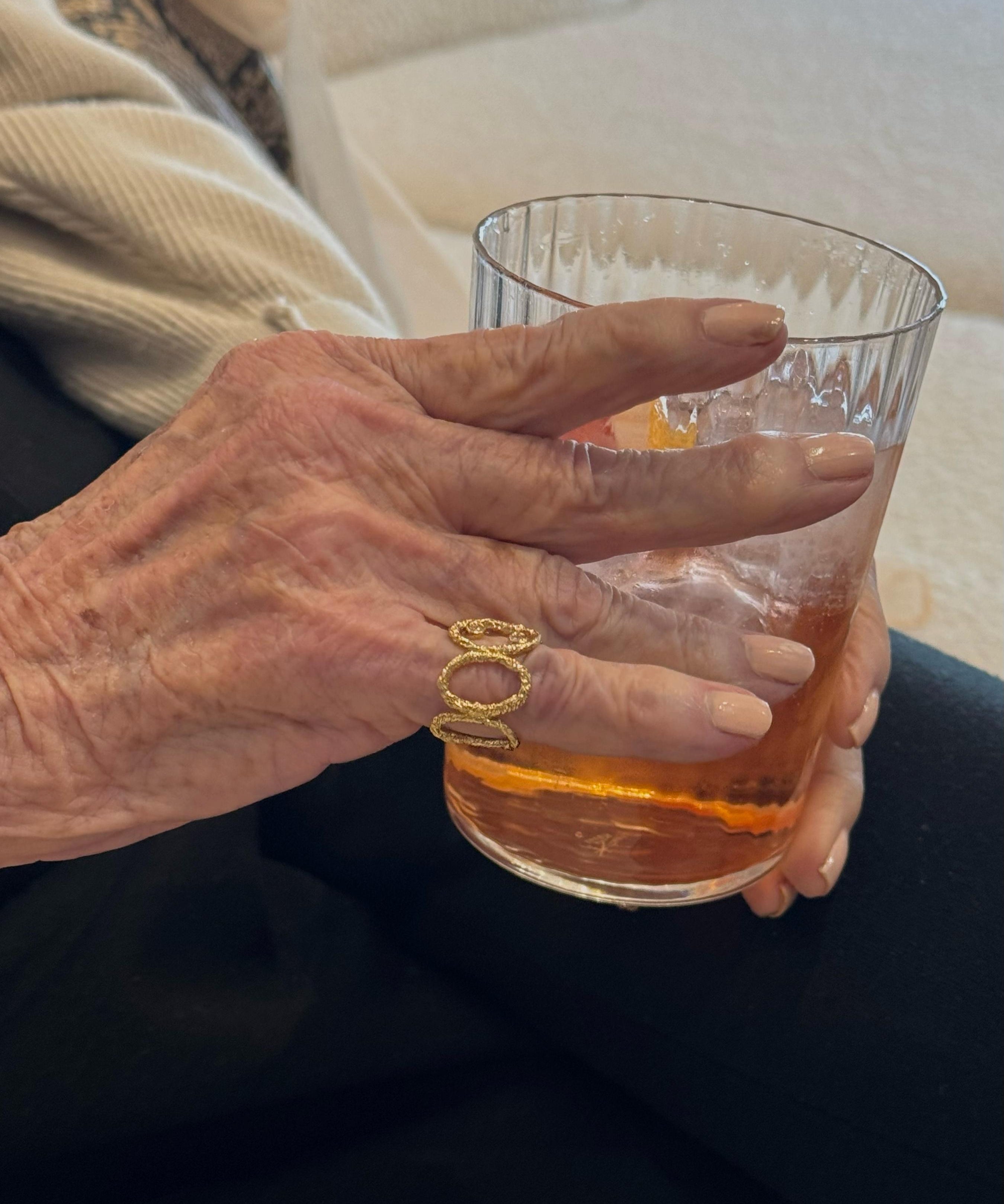 Sonia Folache Anillo Ovalado Gloria Latón bañado en oro de 18k con Tres Circonitas
