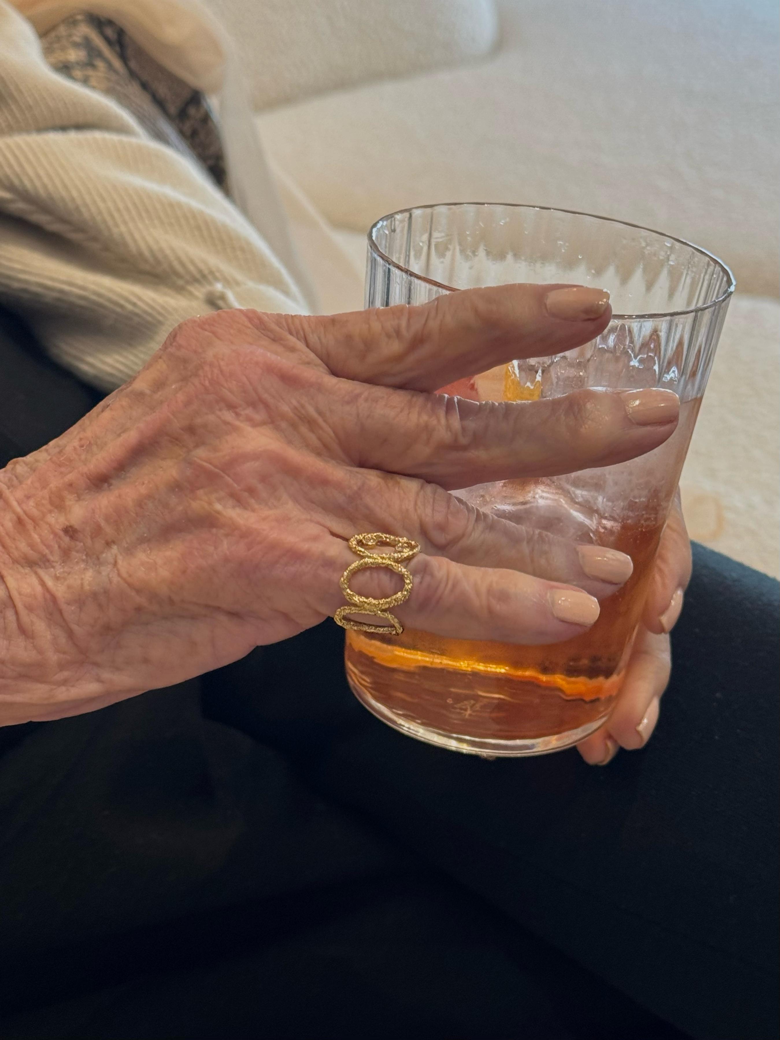 Sonia Folache Anillo Ovalado Gloria Latón bañado en oro de 18k con Tres Circonitas
