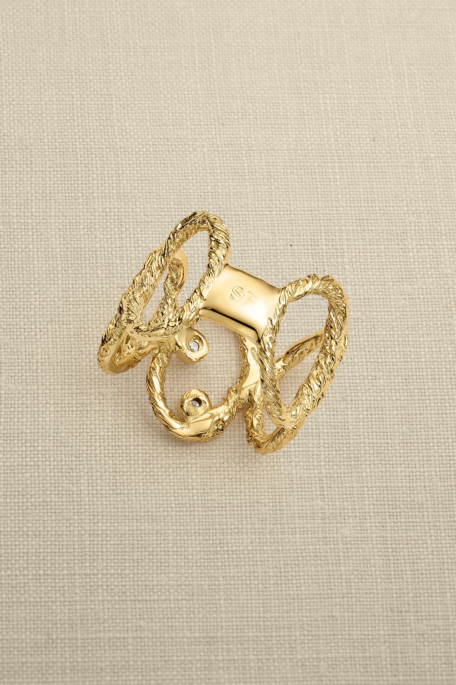 Sonia Folache Anillo Ovalado Gloria Latón bañado en oro de 18k con Tres Circonitas
