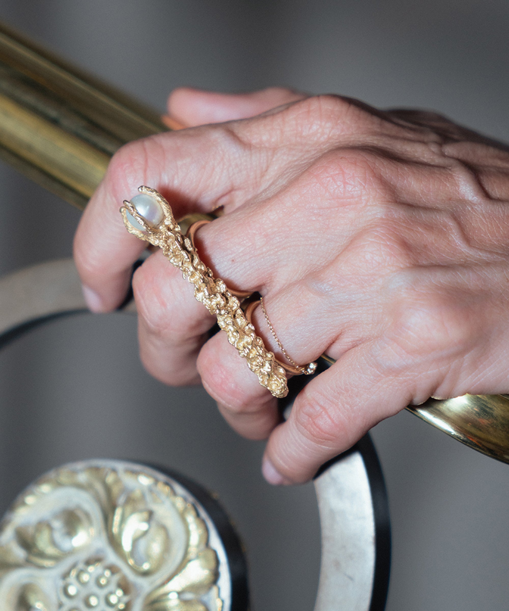 Sonia Folache Anillo Paloma Latón Bañado en oro de 18k con Perla Artesanal