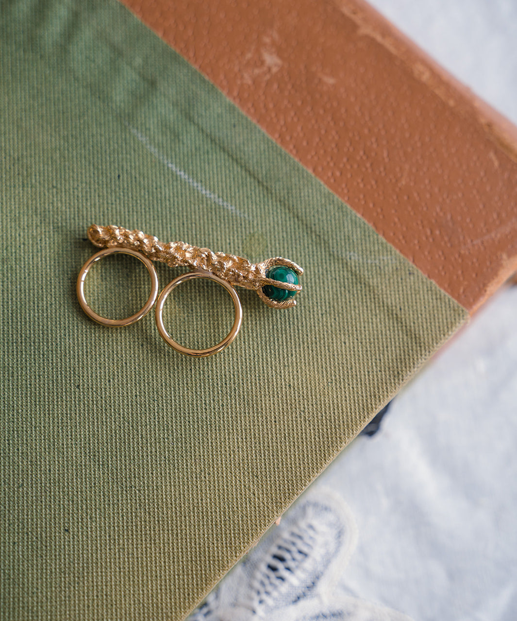 Sonia Folache Anillo Paloma Latón Bañado en oro de 18k con Malaquita Artesanal