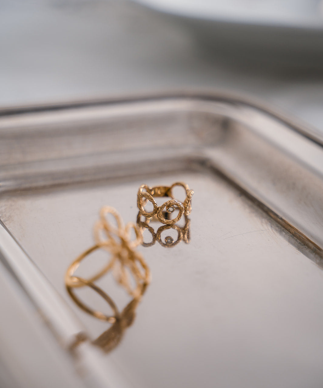 Sonia Folache Anillo Redondo Gloria Latón Bañado en oro de 18k con Circonita Artesanal