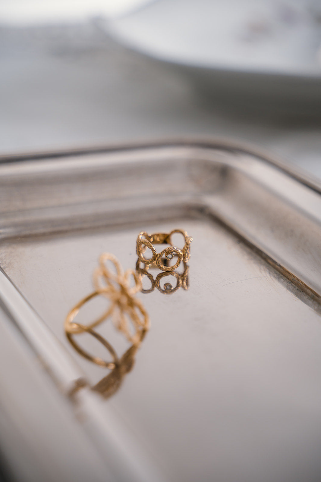 Sonia Folache Anillo Redondo Gloria Latón Bañado en oro de 18k con Circonita Artesanal