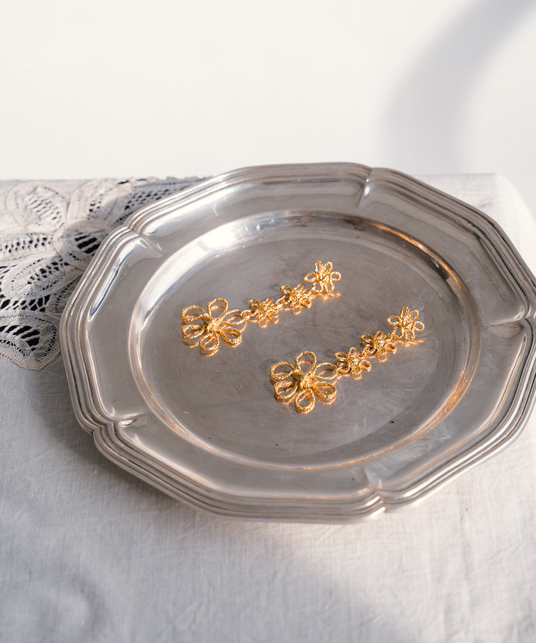 Sonia Folache Pendientes Margaritas Olivia Latón bañado en oro de 18k