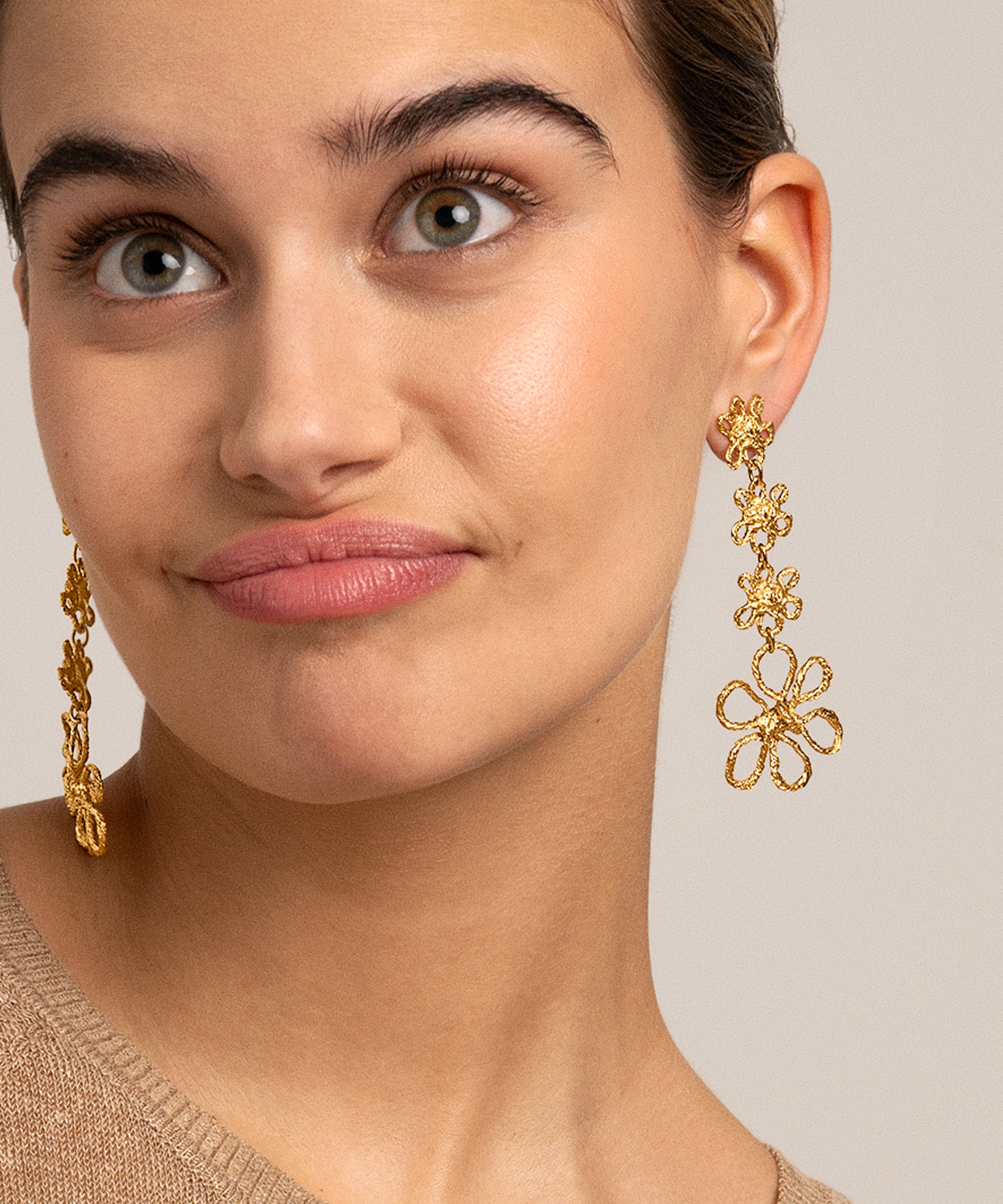 Sonia Folache Pendientes Margaritas Olivia Latón bañado en oro de 18k
