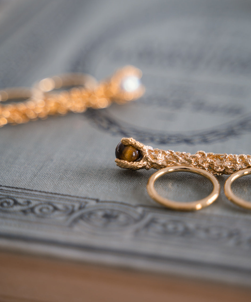 Anillo Paloma artesanal latón bañado en oro 18k con piedra ojo de tigre