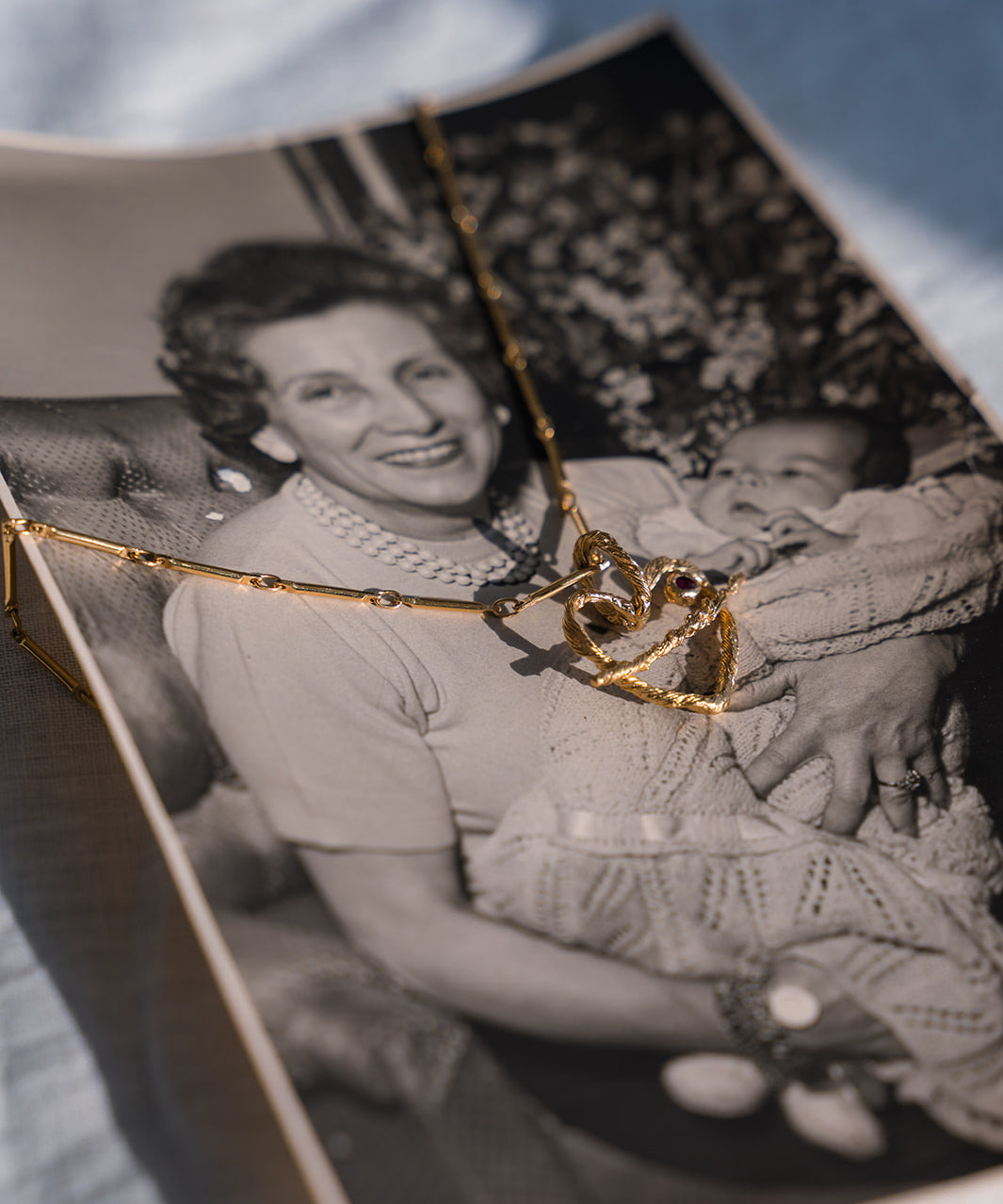 Collar Sagrado Corazón dorado Sonia Folache en oro 18k