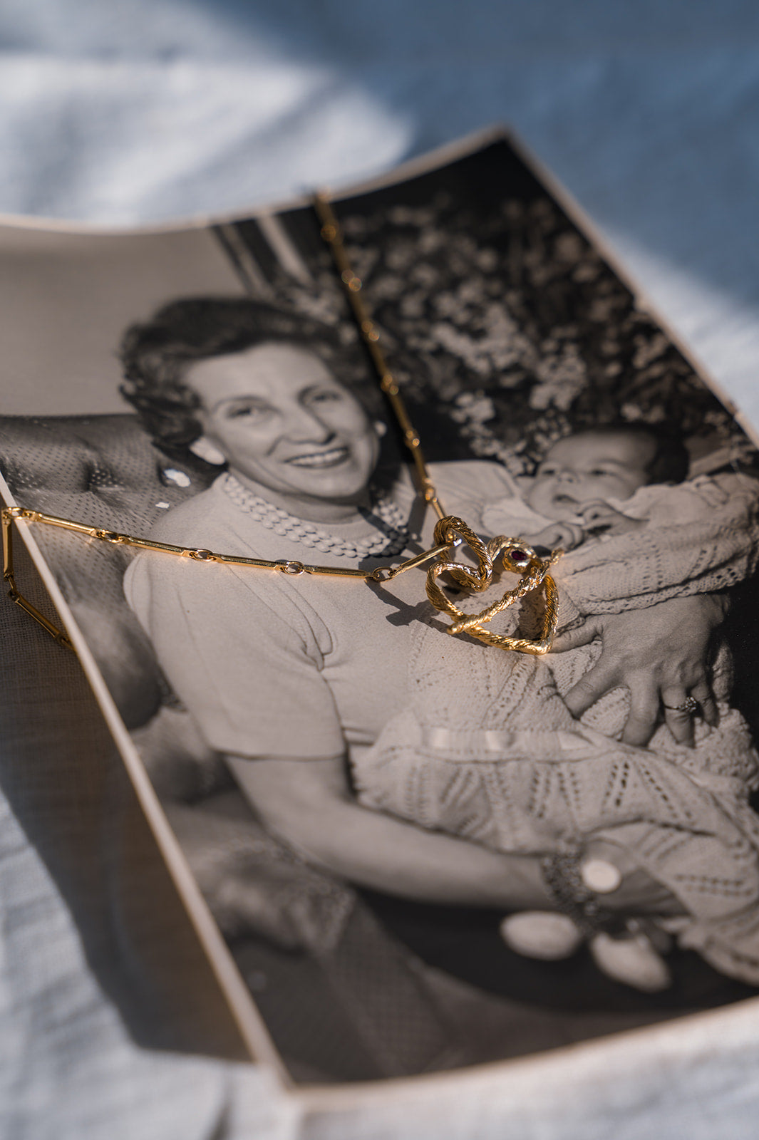 Collar Sagrado Corazón dorado Sonia Folache en oro 18k